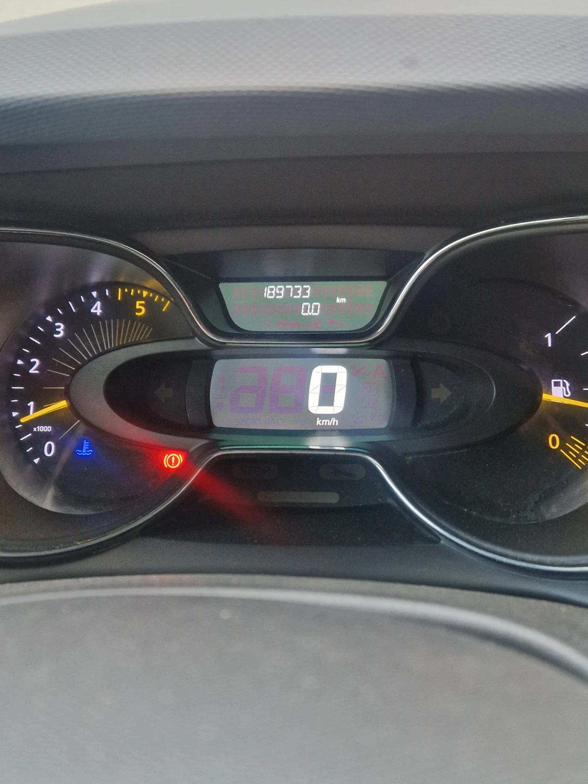 Renault Captur 1.5 DCI, снимка 13 - Автомобили и джипове - 54083348