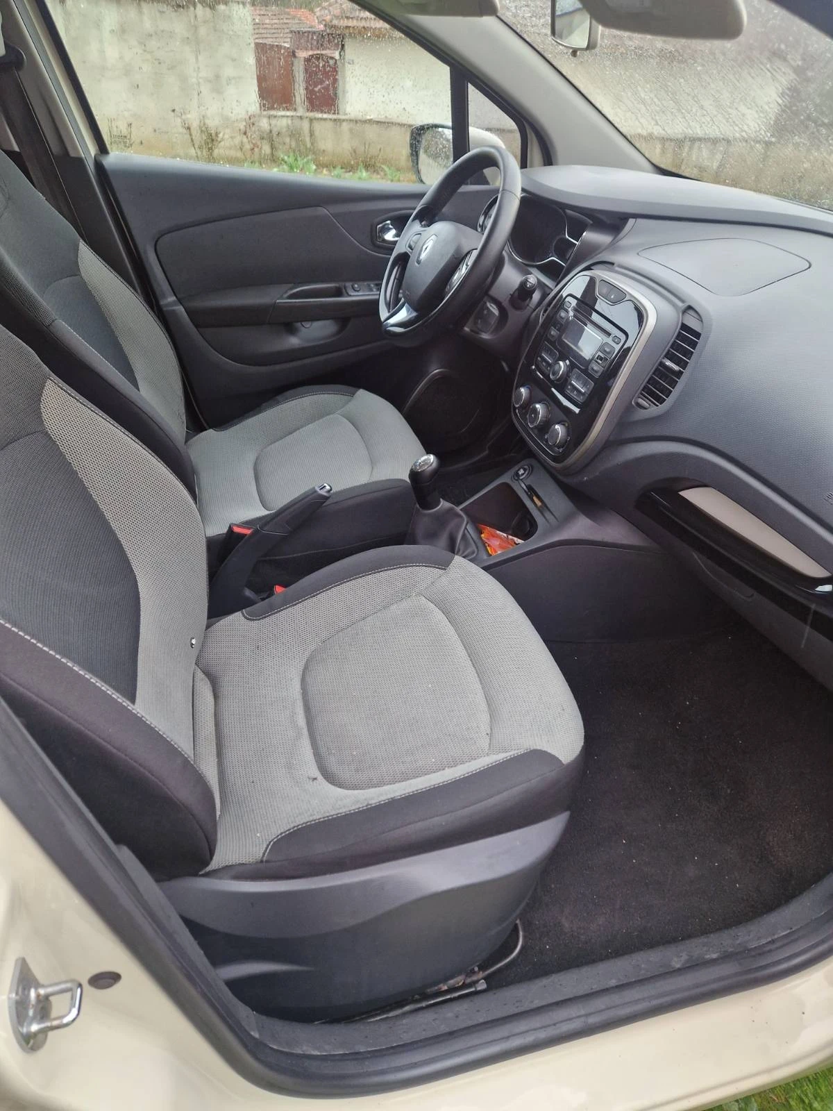 Renault Captur 1.5 DCI, снимка 9 - Автомобили и джипове - 54083348