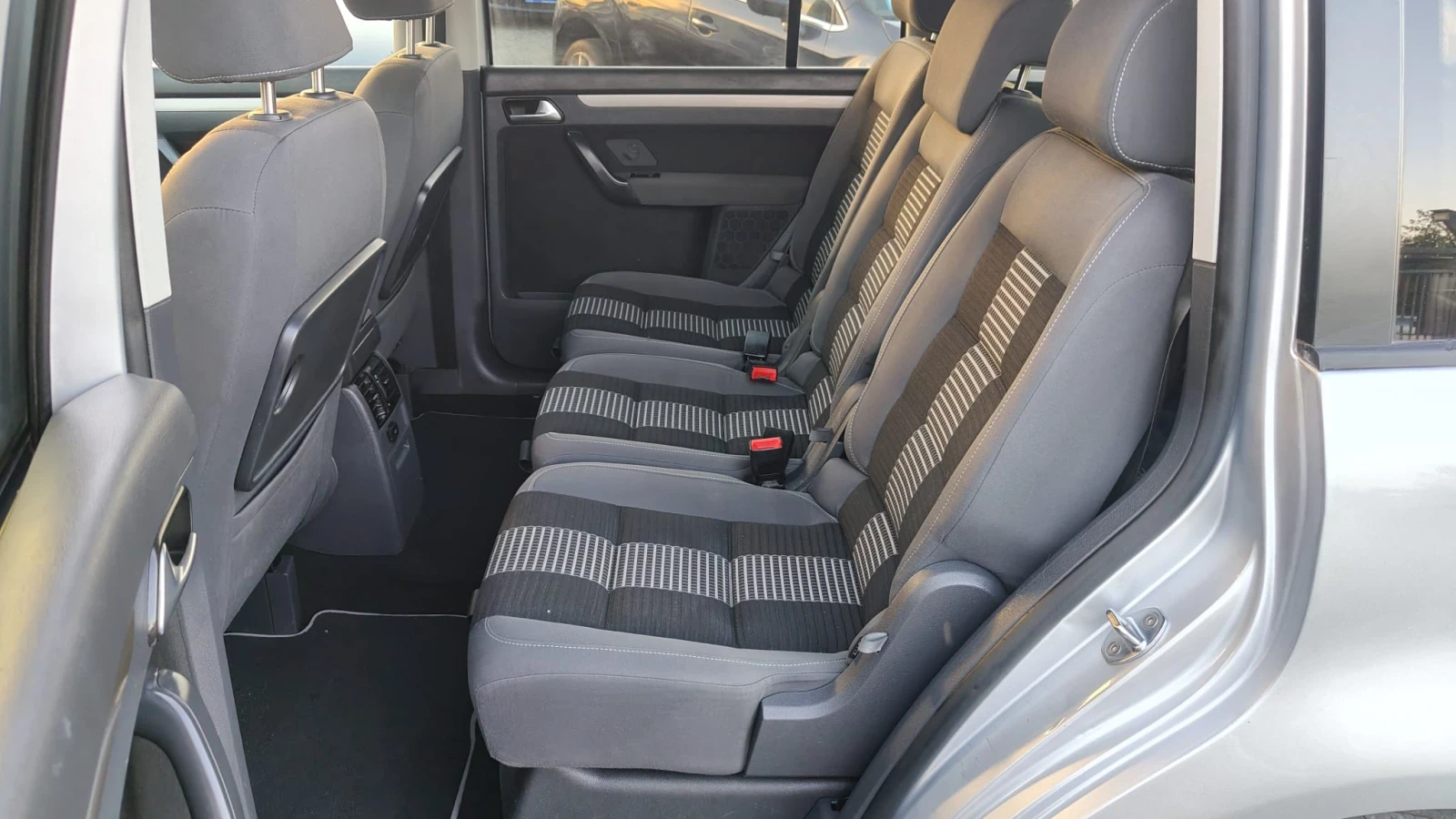 VW Touran 2.0TDI , снимка 12 - Автомобили и джипове - 55430065