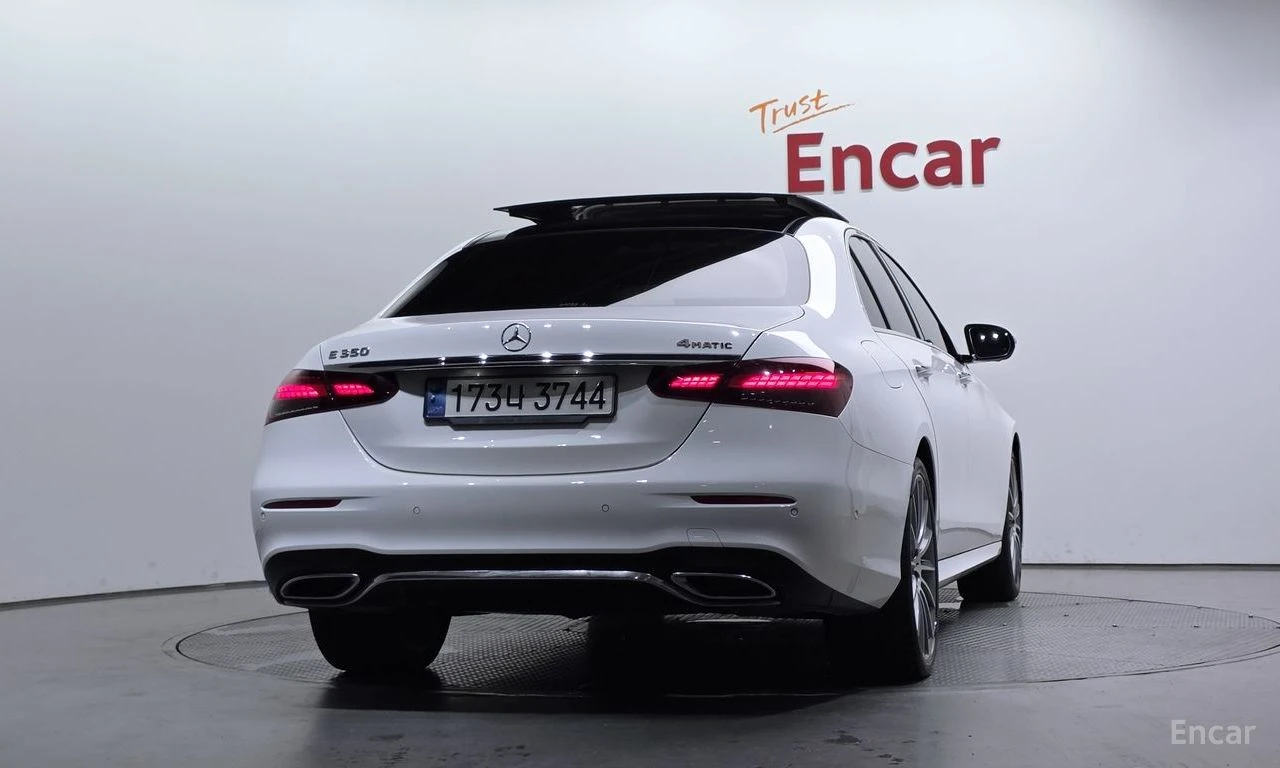 Mercedes-Benz E 350 AMG* LINE* 4MATIC* BURMESTER* ДИСТРОНИК* ХЕДЪП* 36, снимка 4 - Автомобили и джипове - 55445842