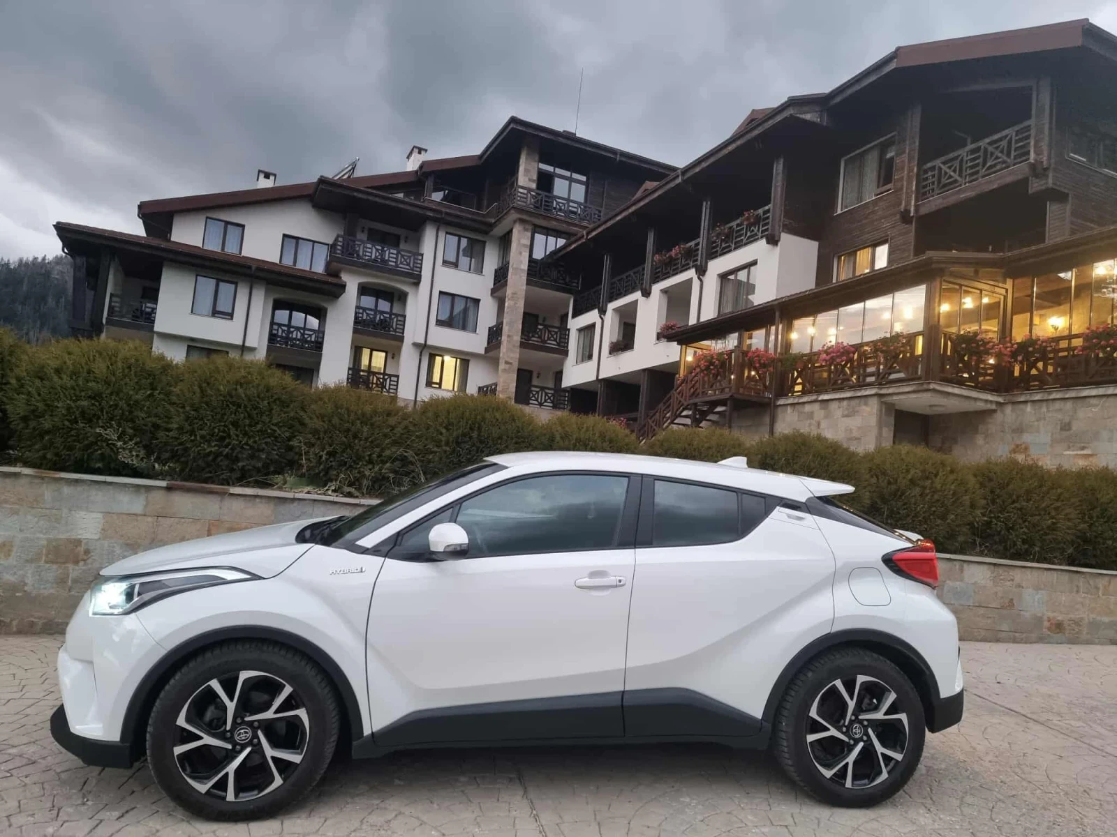 Toyota C-HR 1.8 Hybrid , снимка 1