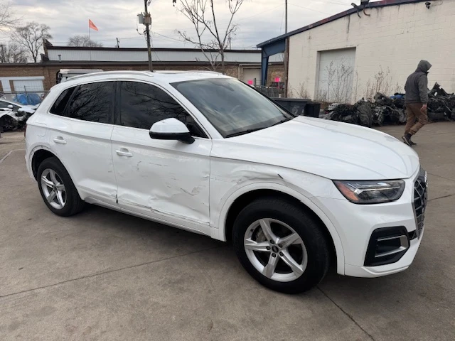 Audi Q5 2.0T* PREMIUM* FACELIFT* КАМЕРА* ПОДГРЕВ* МЪРТВ* Т, снимка 2 - Автомобили и джипове - 48726991