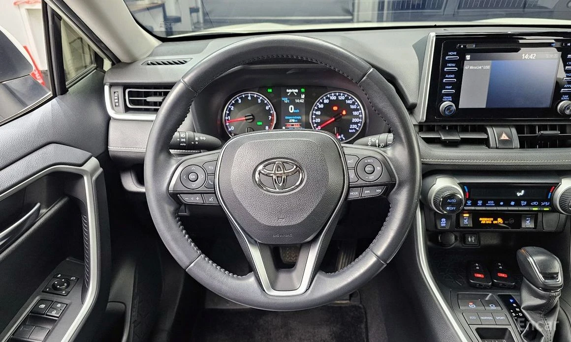 Toyota Rav4 КОЖА* 4 ПОДГРЕВА* ПАНОРАМА* ДВА КЛЮЧА, снимка 14 - Автомобили и джипове - 53979092