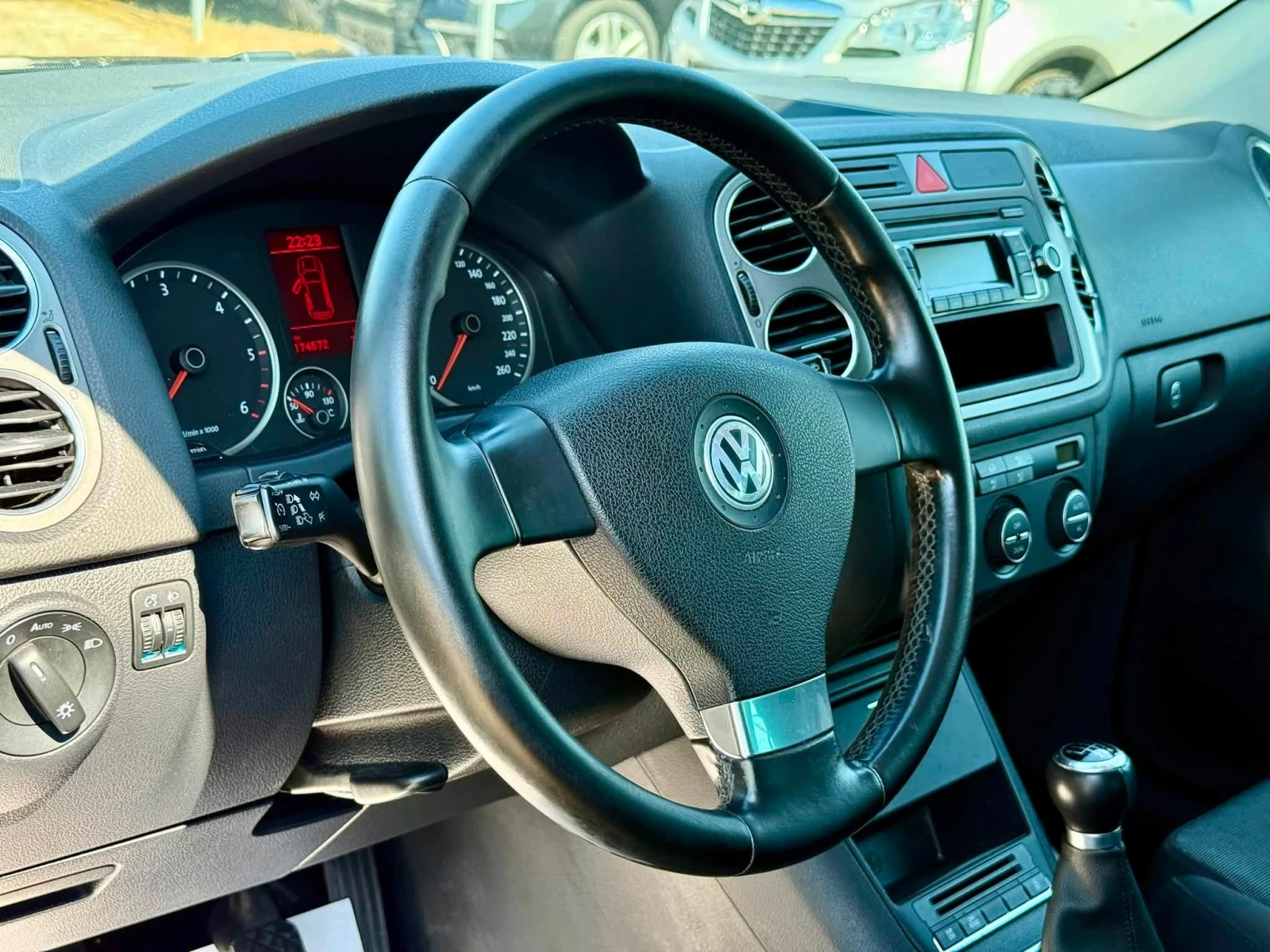 VW Tiguan 2.0 4x4 6-скорости, снимка 10 - Автомобили и джипове - 55888417