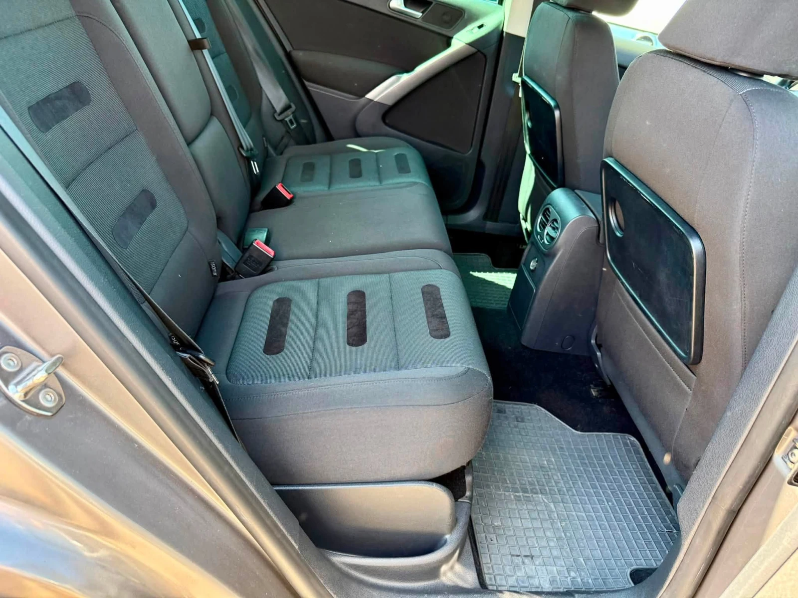 VW Tiguan 2.0 4x4 6-скорости, снимка 15 - Автомобили и джипове - 55888417