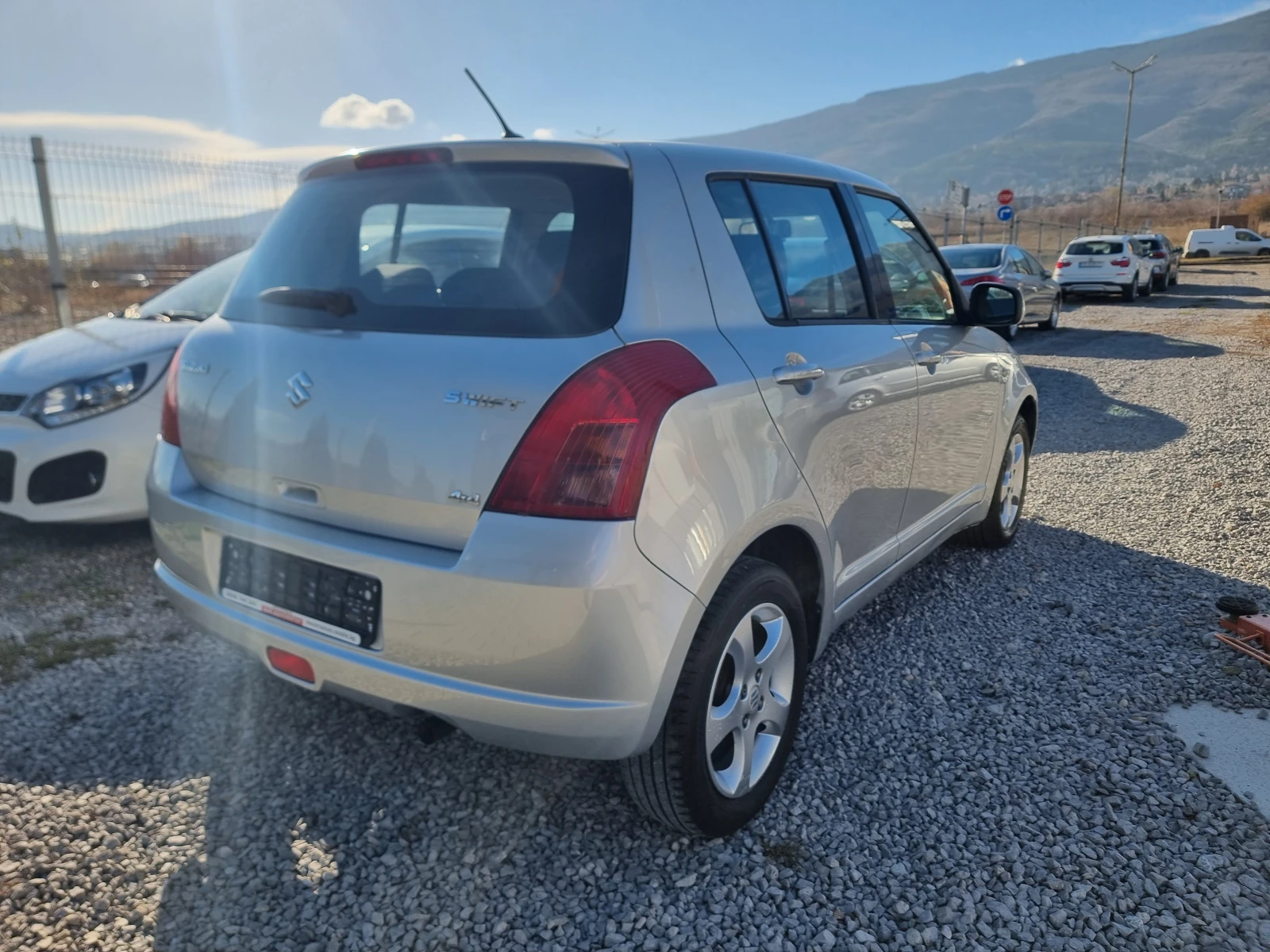 Suzuki Swift 1.3i 4x4 КЛИМАТИК - изображение 4