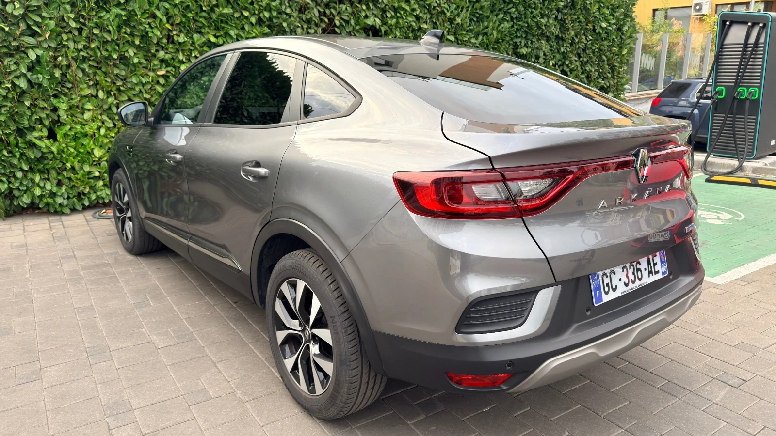 Renault Arkana 1.6i E-TECH SUV - изображение 4