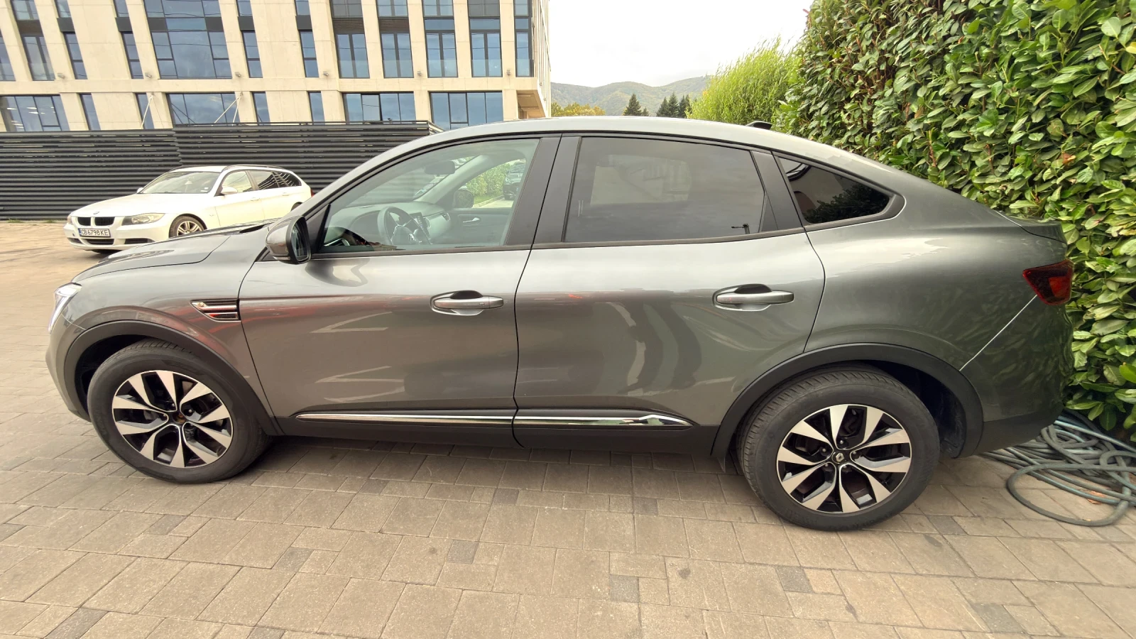 Renault Arkana 1.6i E-TECH SUV - изображение 6
