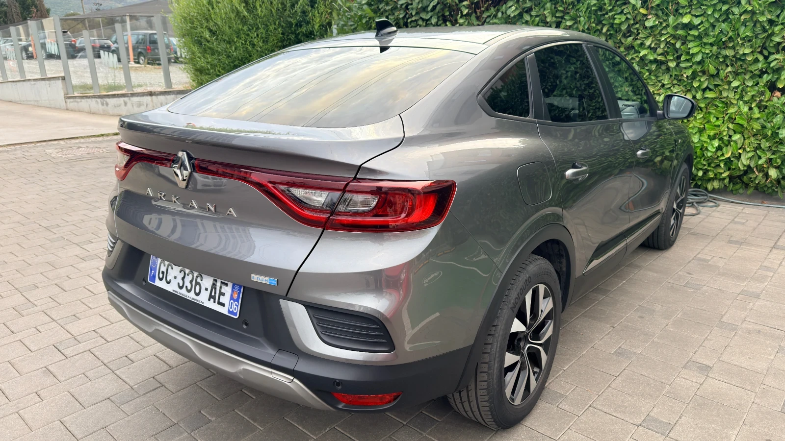 Renault Arkana 1.6i E-TECH SUV - изображение 3