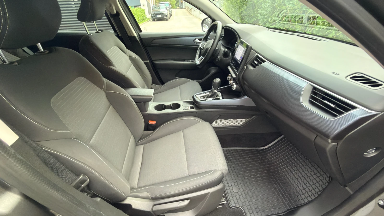 Renault Arkana 1.6i E-TECH SUV - изображение 9