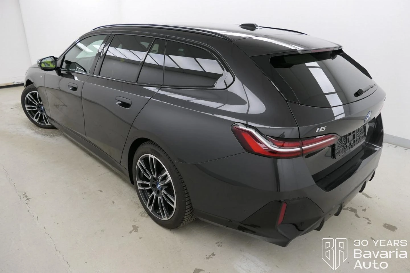 BMW i5 M60 xDrive Touring - изображение 2