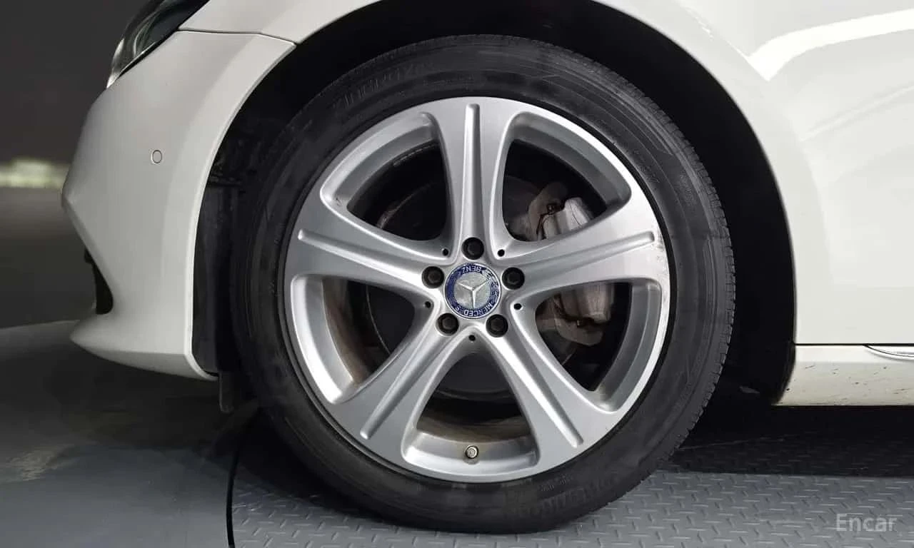 Mercedes-Benz E 220, снимка 5 - Автомобили и джипове - 56689584