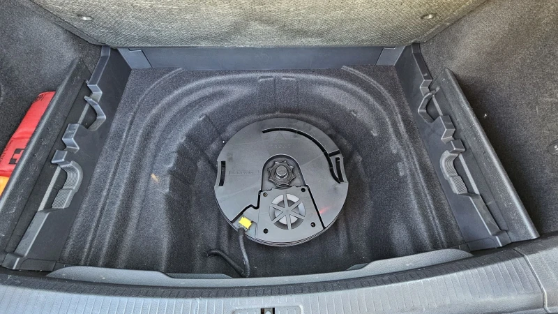 VW Golf Variant 2.0TDI * DSG* PANO* DYNAMIC LIGHTS* NEW TYRES, снимка 16 - Автомобили и джипове - 52588258