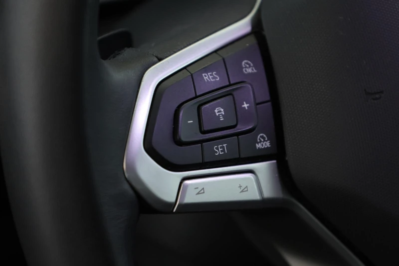 VW Golf 2.0TDI* FACELIFTCAM* LED* DISTR* , снимка 8 - Автомобили и джипове - 52521011