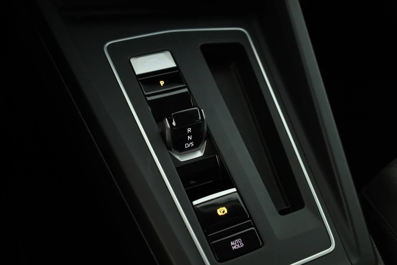 VW Golf 2.0TDI* FACELIFTCAM* LED* DISTR* , снимка 11 - Автомобили и джипове - 52521011