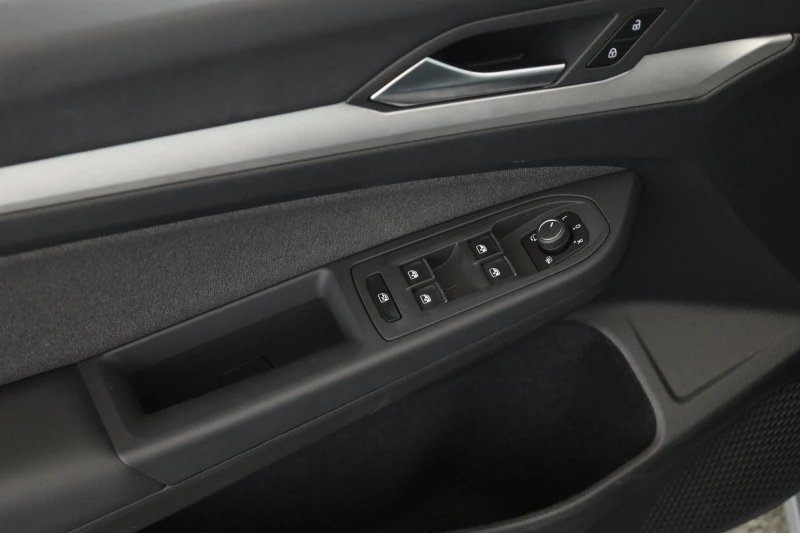 VW Golf 2.0TDI* FACELIFTCAM* LED* DISTR* , снимка 6 - Автомобили и джипове - 52521011