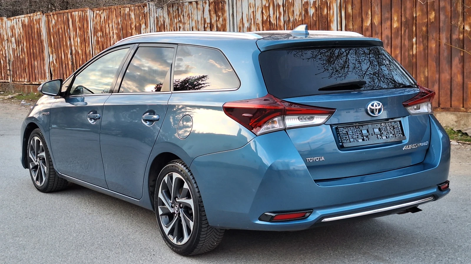 Toyota Auris Hybrid Face, снимка 4 - Автомобили и джипове - 53625771