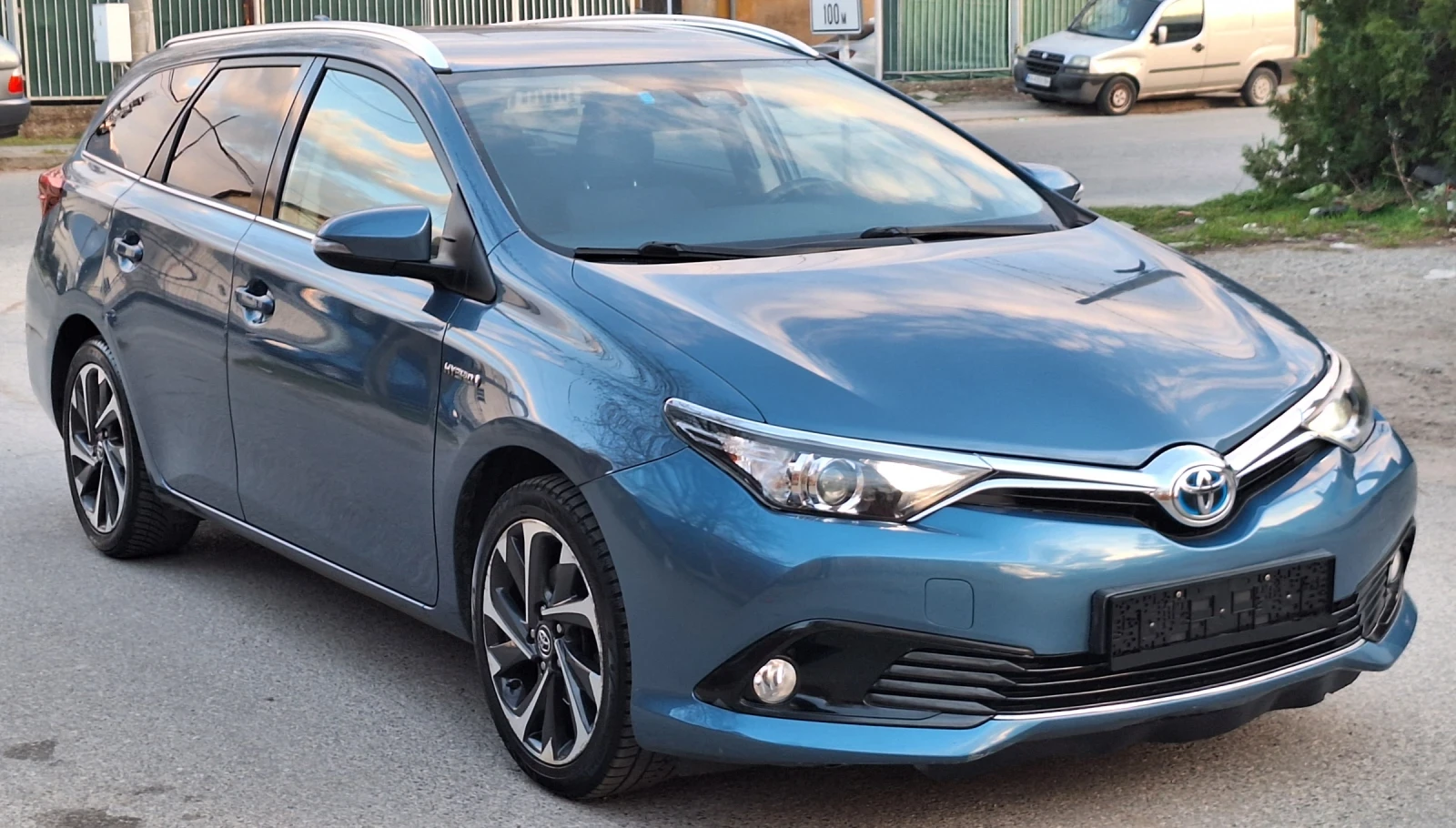 Toyota Auris Hybrid Face, снимка 2 - Автомобили и джипове - 53625771