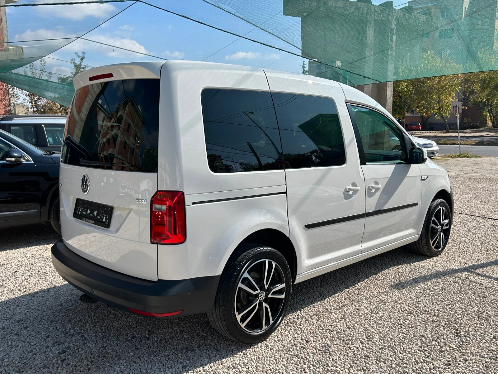 VW Caddy 2.0 TDI DSG  - изображение 6