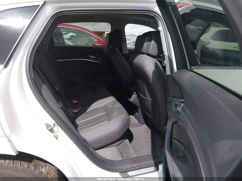 Audi E-Tron Premium Plus, снимка 8 - Автомобили и джипове - 55004027