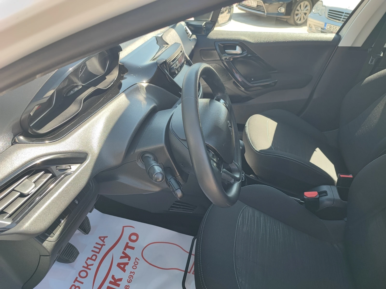 Peugeot 208 1.6HDI-75ks-EURO 6, снимка 11 - Автомобили и джипове - 55987587