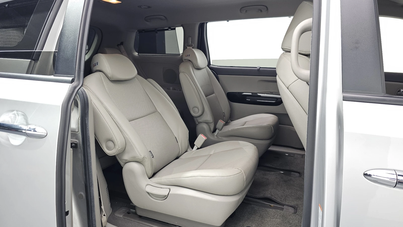 Kia Carnival 360* ПОДГРЕВ ВОЛАН* КРАЙНА ЦЕНА, снимка 11 - Автомобили и джипове - 56024565