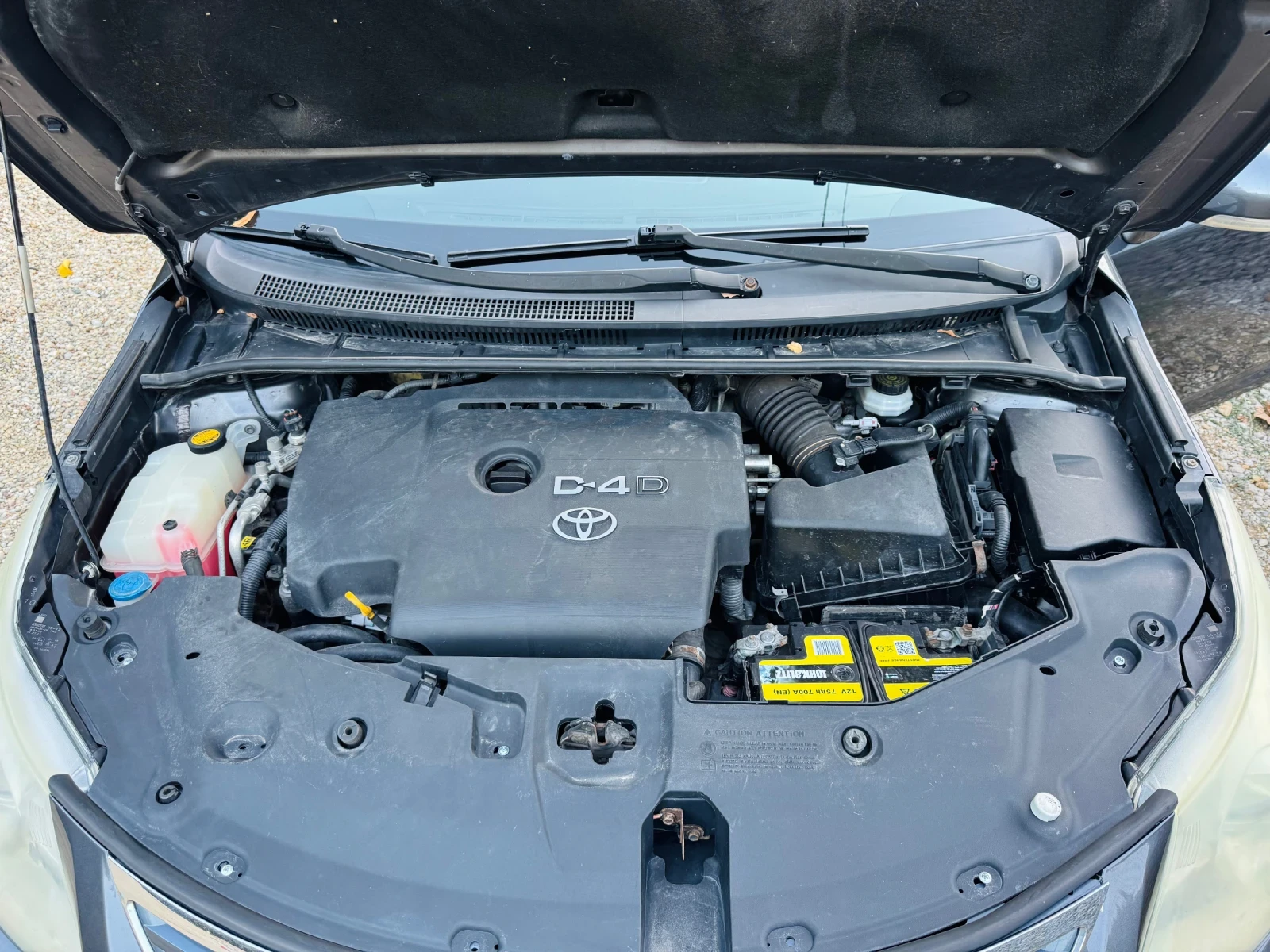 Toyota Avensis 2.0 D-4D, снимка 11 - Автомобили и джипове - 56110299
