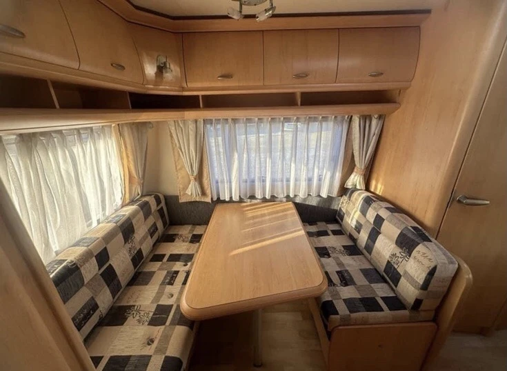 Каравана Hobby De Luxe 30, снимка 14 - Каравани и кемпери - 53669450