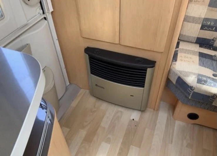 Каравана Hobby De Luxe 30, снимка 7 - Каравани и кемпери - 53669450