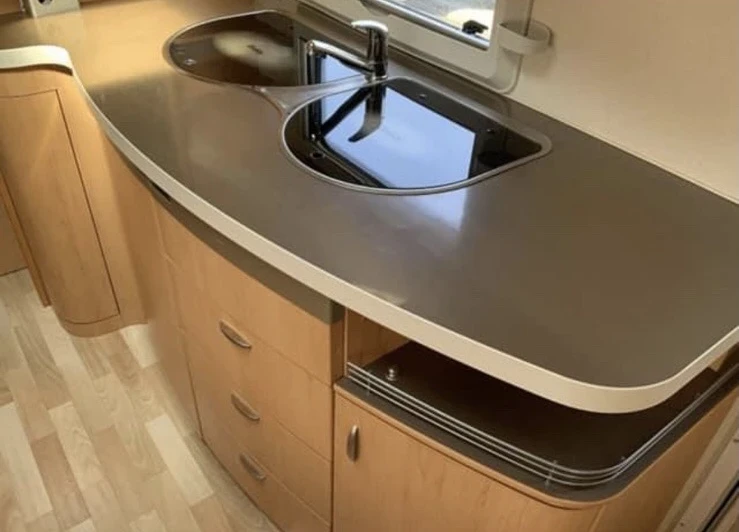 Каравана Hobby De Luxe 30, снимка 6 - Каравани и кемпери - 53669450