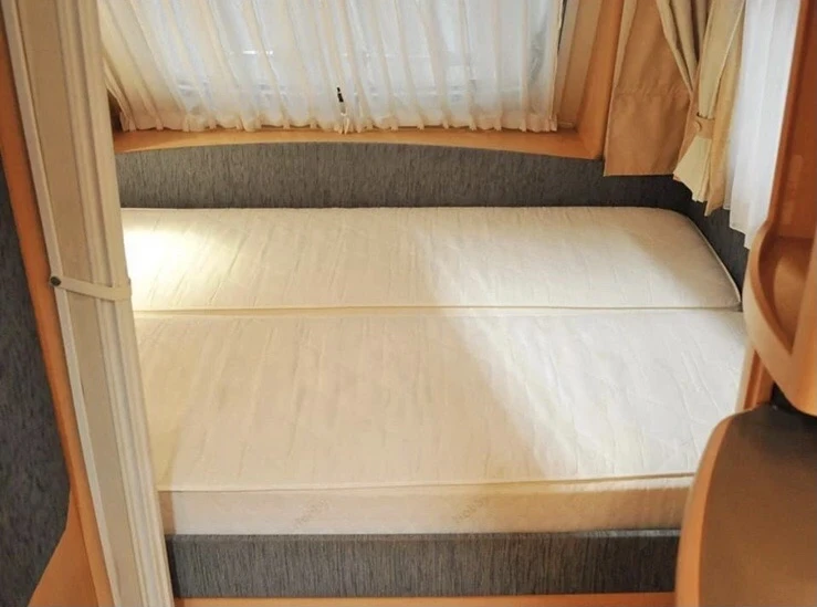 Каравана Hobby De Luxe 30, снимка 3 - Каравани и кемпери - 53669450