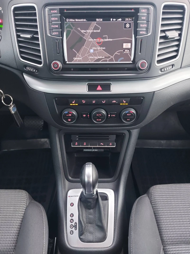 VW Sharan 2.0 TDI* 184 к.с.* R-Line* 4 MOTION* АВТОМАТ* 6+ 1, снимка 11 - Автомобили и джипове - 52965524