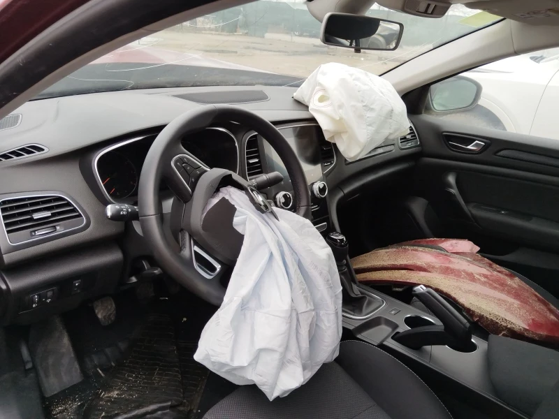 Renault Megane 1.3 tce, снимка 5 - Автомобили и джипове - 53381835