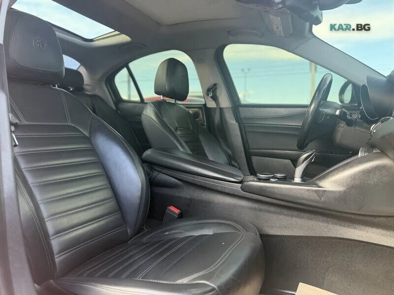 Alfa Romeo Giulia Ti* Q4* АвтоКредит* (ЦЕНА ДО БГ), снимка 14 - Автомобили и джипове - 54932036