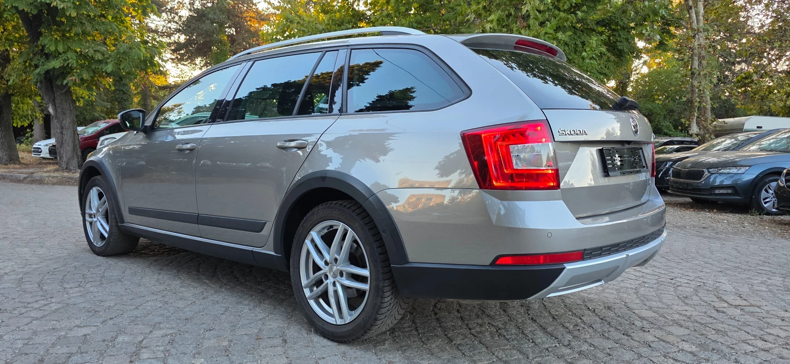 Skoda Octavia 2.0 TDI * 4 х 4* SCOUT* DISTRONIC* NAVI* ШВЕЙЦАРИЯ - изображение 6
