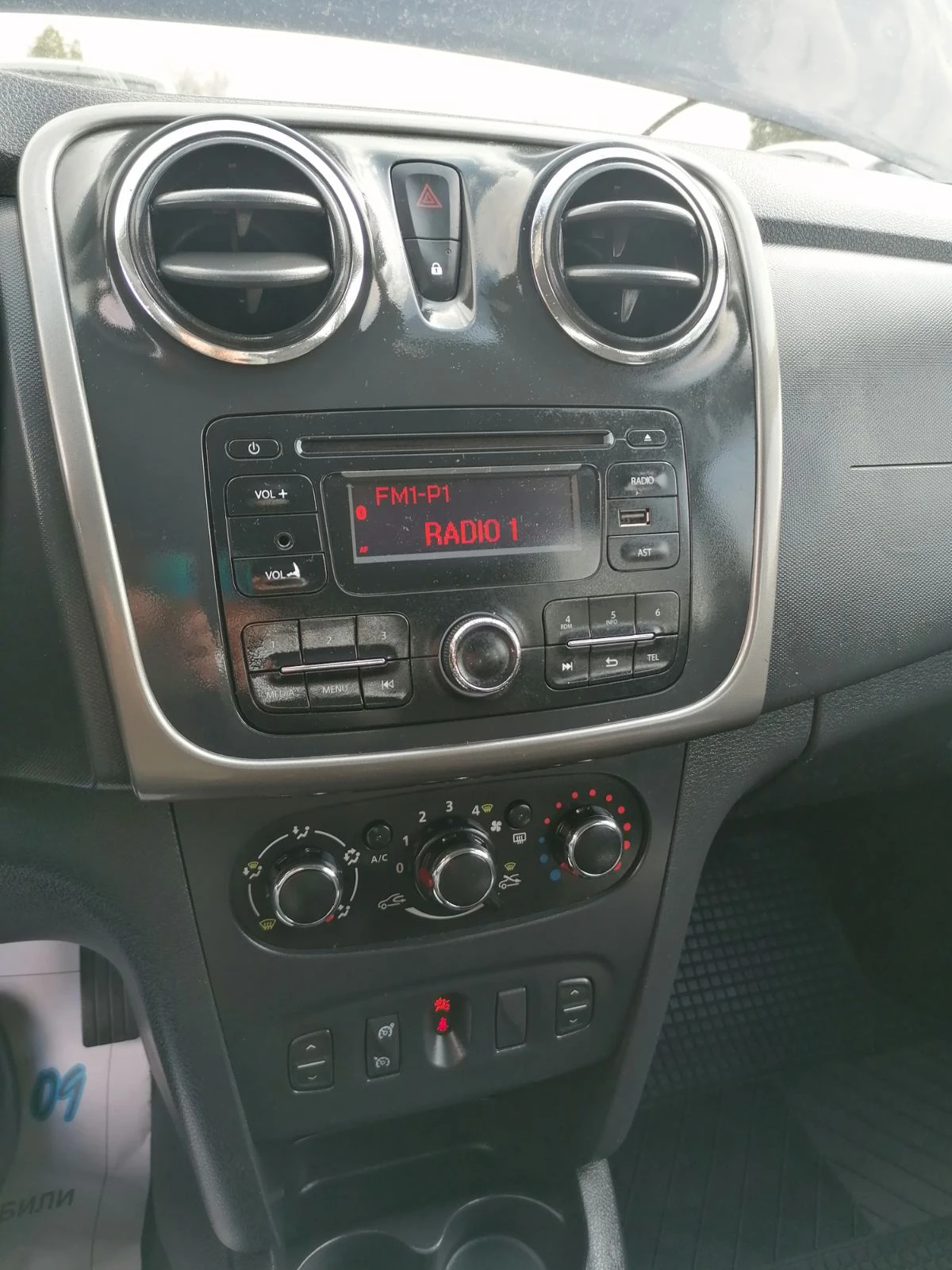 Dacia Logan 1.2, снимка 13 - Автомобили и джипове - 53817078