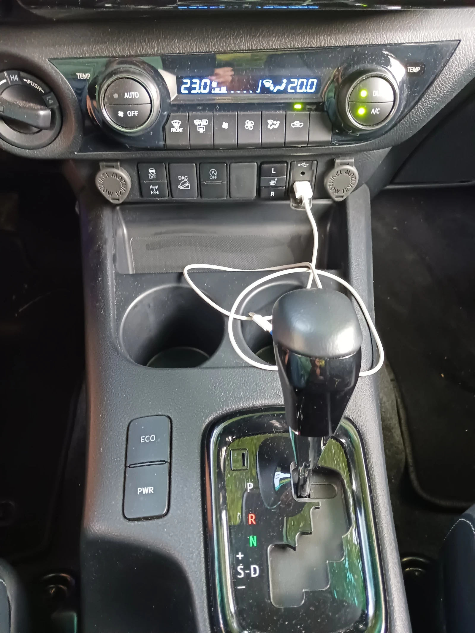 Toyota Hilux INVINCIBLE - изображение 7