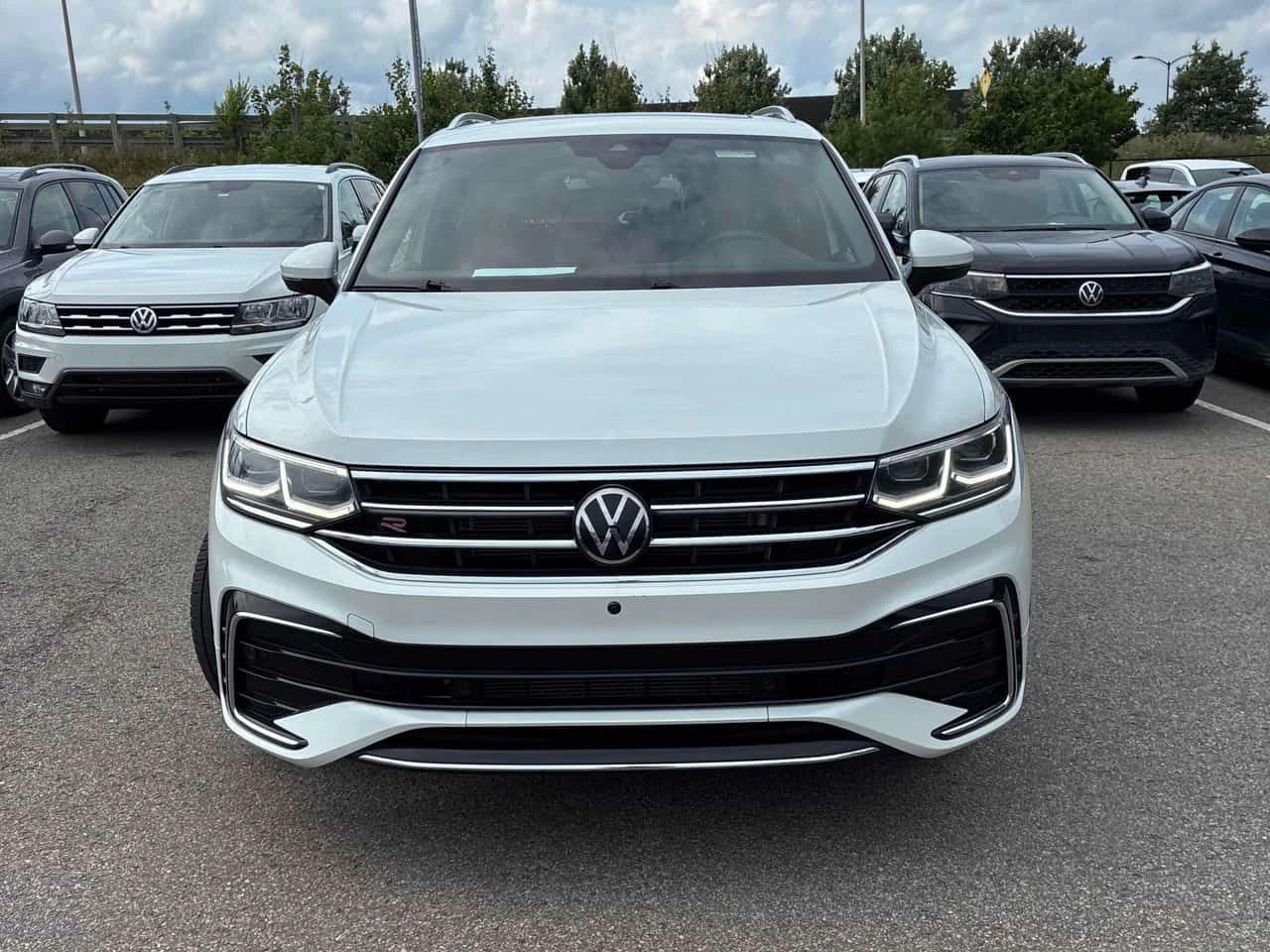 VW Tiguan Highline R Line /360/FENDER/ОБДУХВАНЕ/АВТОКРЕДИТ, снимка 6 - Автомобили и джипове - 55507705