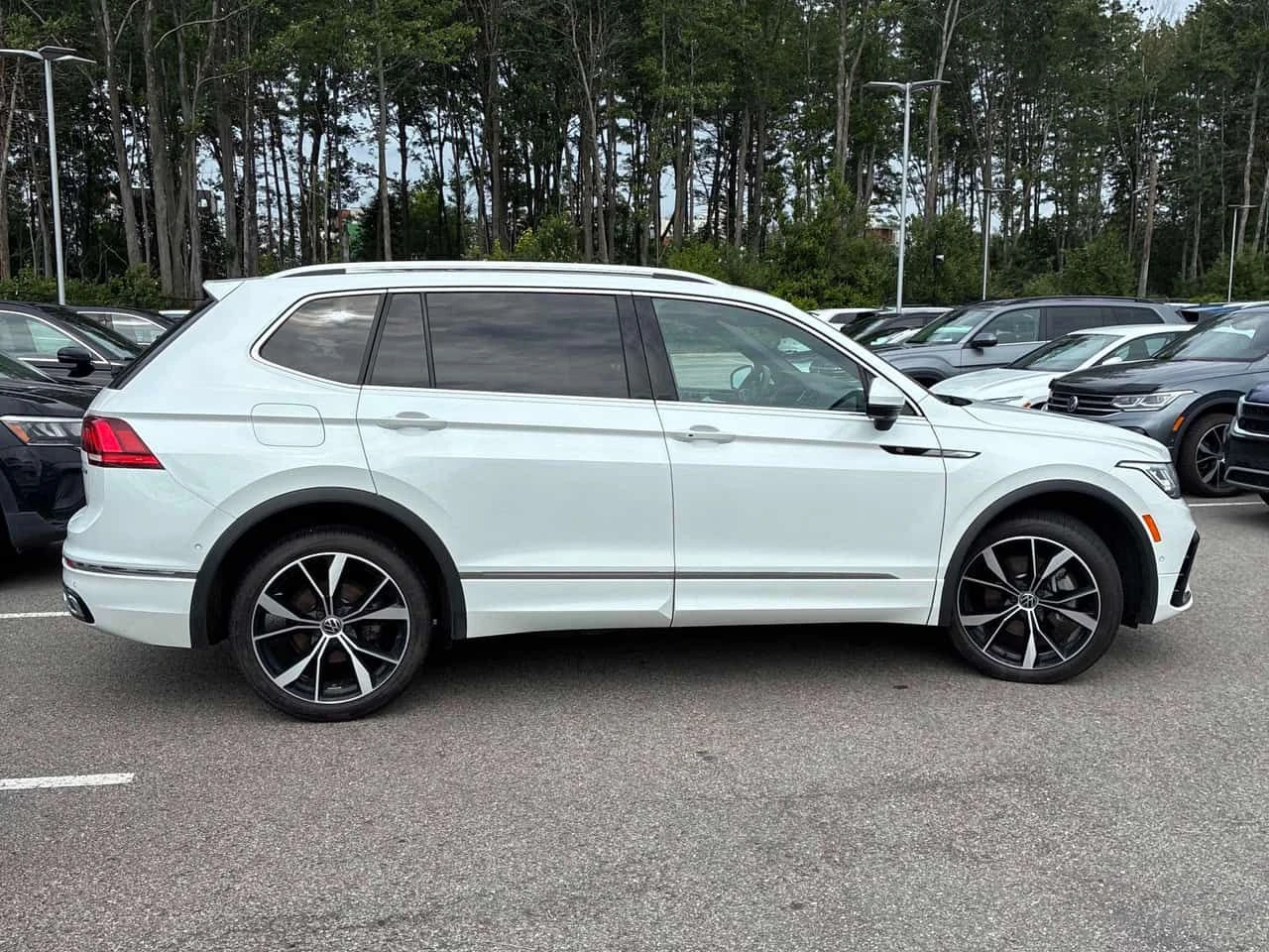 VW Tiguan Highline R Line /360/FENDER/ОБДУХВАНЕ/АВТОКРЕДИТ, снимка 3 - Автомобили и джипове - 55507705
