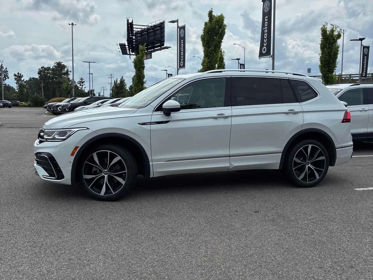 VW Tiguan Highline R Line /360/FENDER/ОБДУХВАНЕ/АВТОКРЕДИТ, снимка 2 - Автомобили и джипове - 55507705