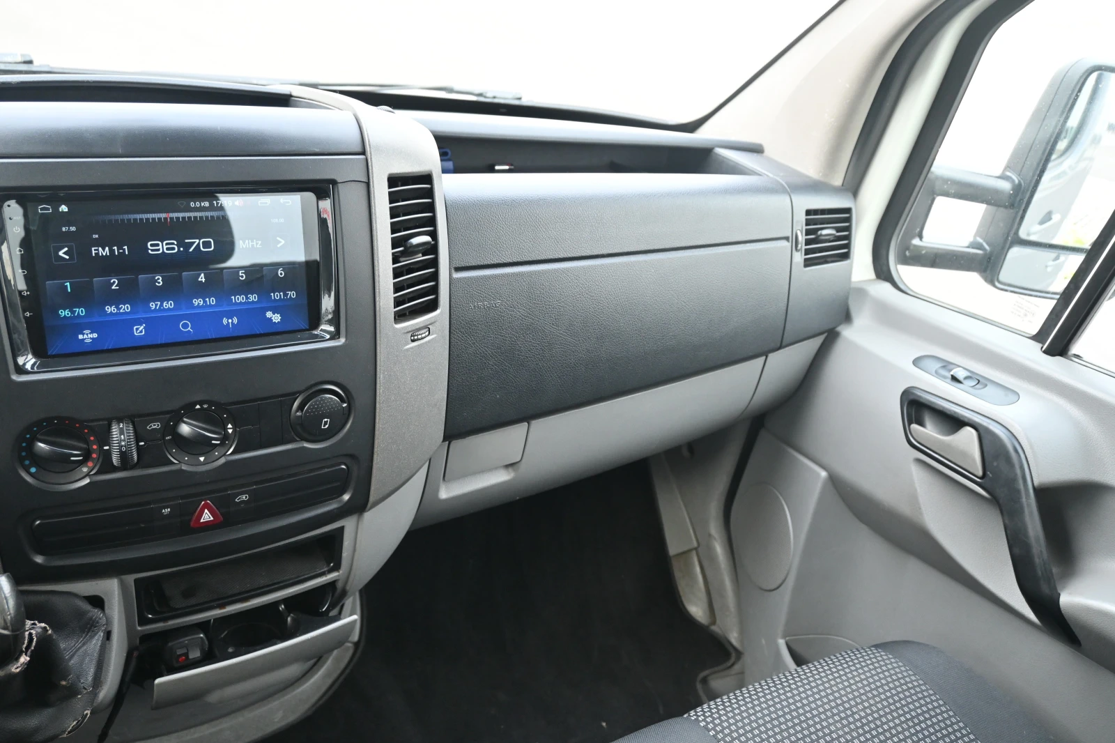 VW Crafter 2.5 TDI дизел, снимка 12 - Бусове и автобуси - 56496755