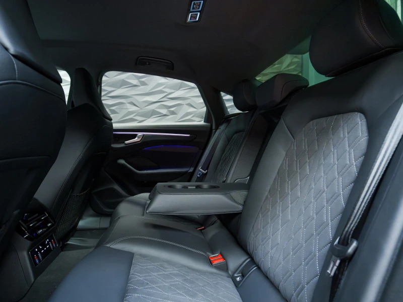 Audi A6 3хS-Line* 360CAM* DISTR* , снимка 14 - Автомобили и джипове - 53590581