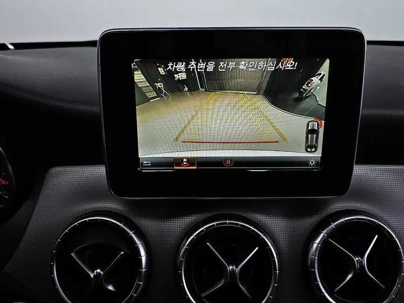 Mercedes-Benz CLA 2.5, снимка 15 - Автомобили и джипове - 54288346