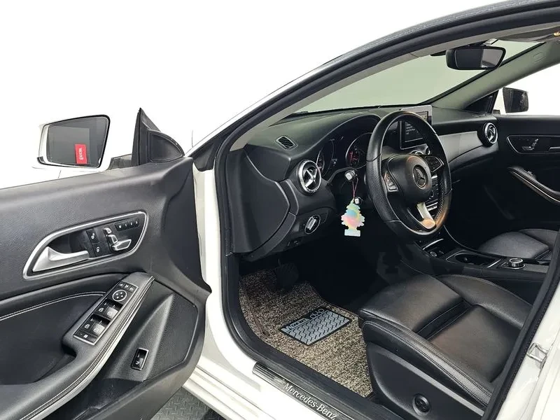 Mercedes-Benz CLA 2.5, снимка 10 - Автомобили и джипове - 54288346