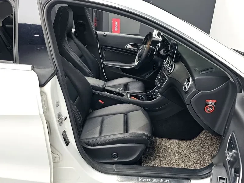 Mercedes-Benz CLA 2.5, снимка 11 - Автомобили и джипове - 54288346