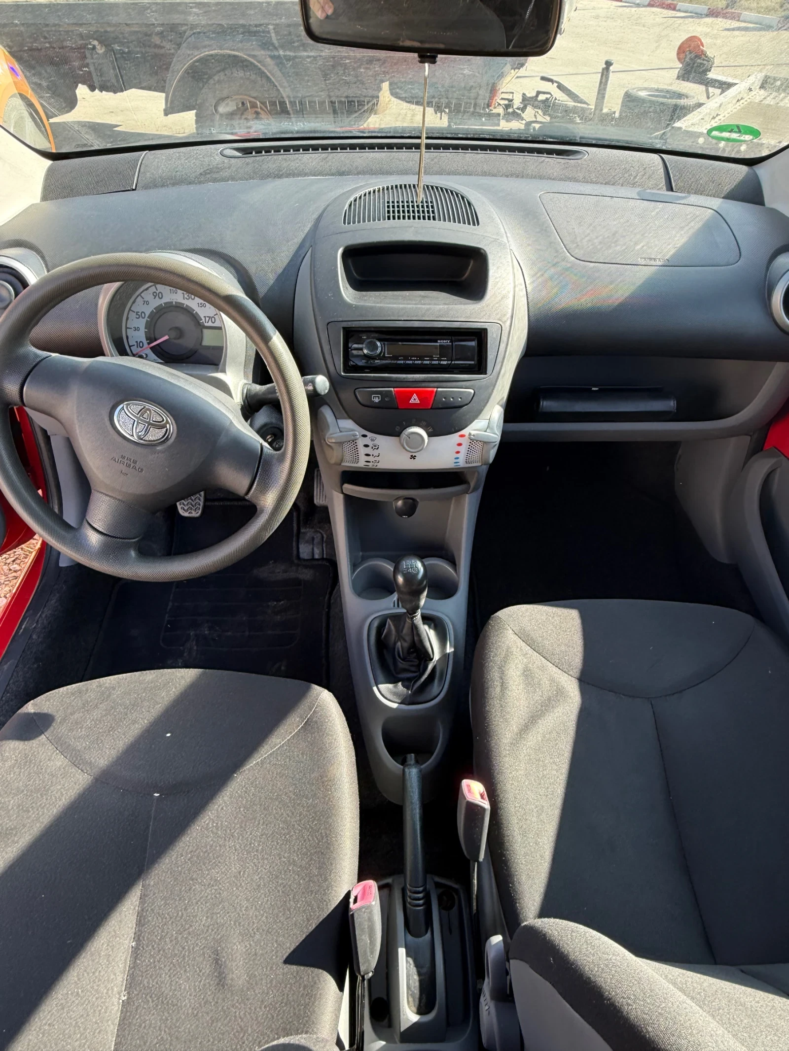 Toyota Aygo 1.0 VVTI напълно обслужена внос Германия, снимка 8 - Автомобили и джипове - 53755959