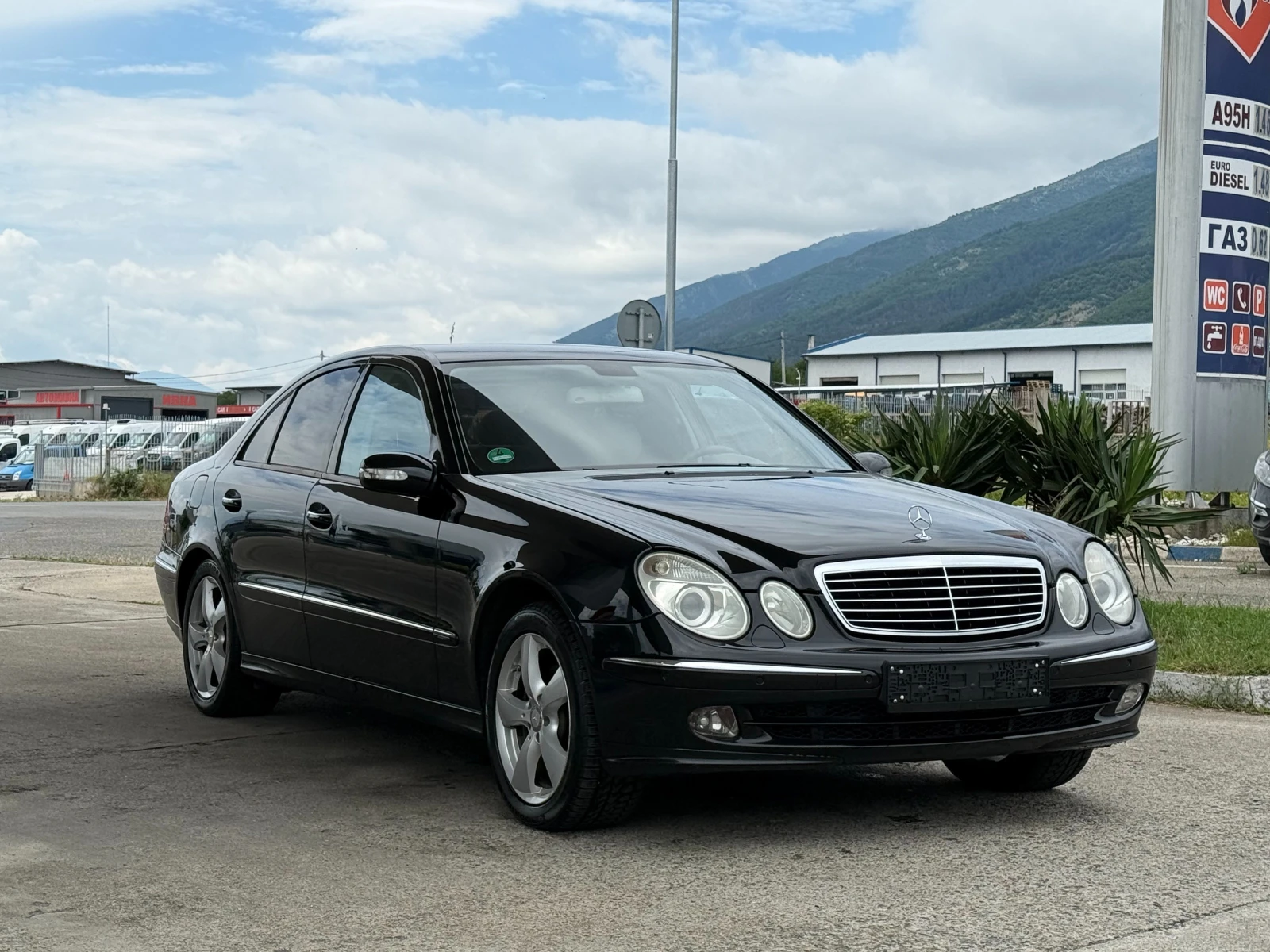 Mercedes-Benz E 320 HarmanKardon/Navi/Подгрев, снимка 5 - Автомобили и джипове - 55036580