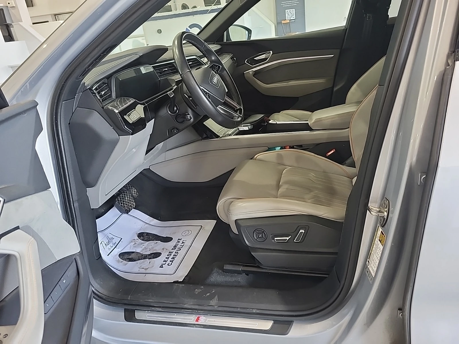Audi E-Tron Quattro Technik S-LINE| HUD| MASSAGE| 2 КЛЮЧА| , снимка 3 - Автомобили и джипове - 55842614