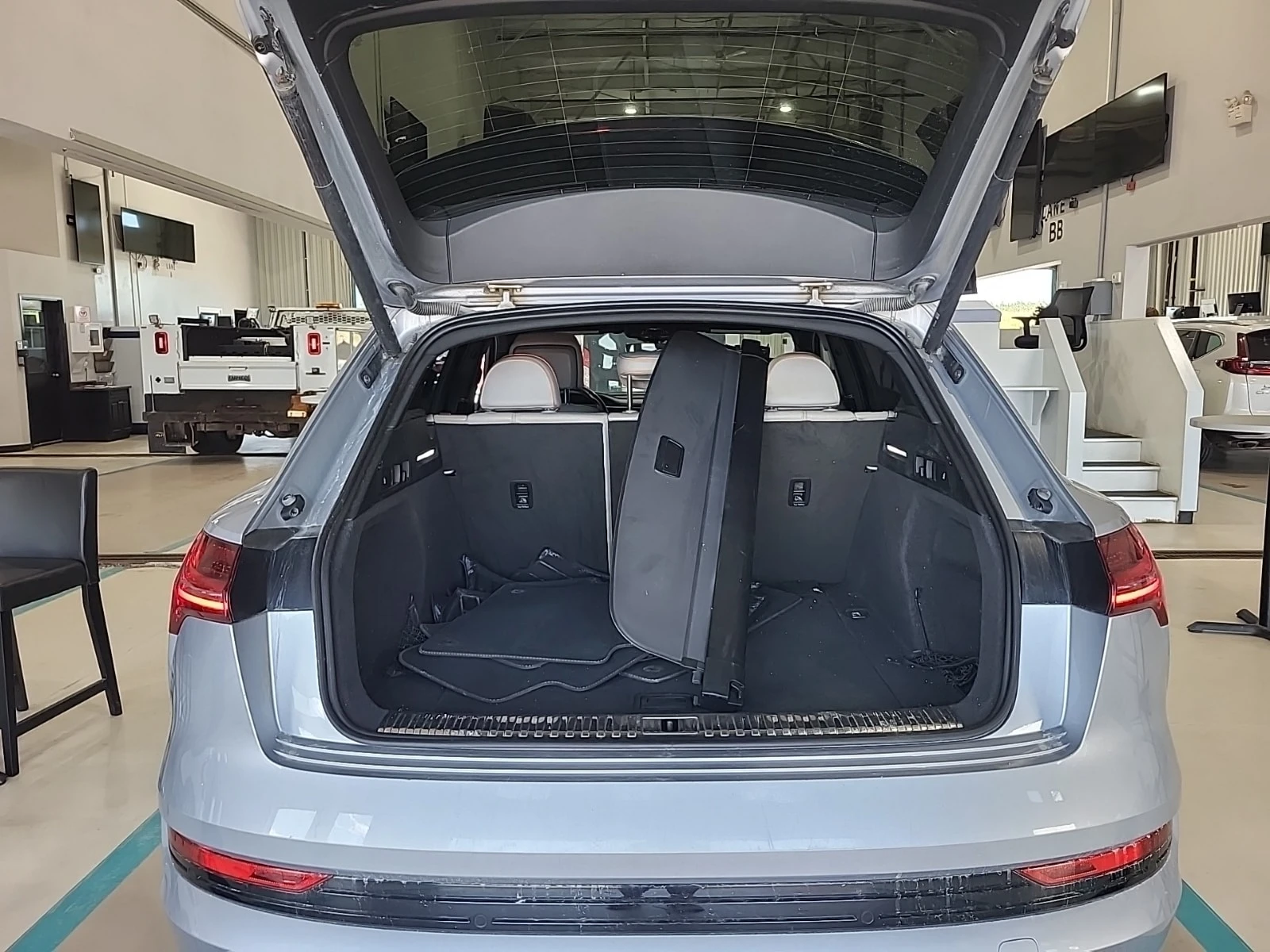 Audi E-Tron Quattro Technik S-LINE| HUD| MASSAGE| 2 КЛЮЧА| , снимка 14 - Автомобили и джипове - 55842614