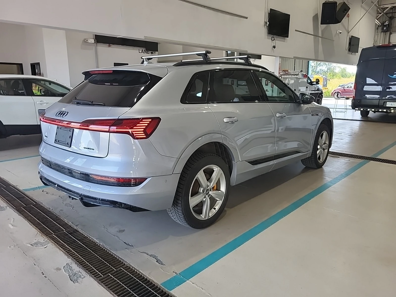 Audi E-Tron Quattro Technik S-LINE| HUD| MASSAGE| 2 КЛЮЧА| , снимка 2 - Автомобили и джипове - 55842614